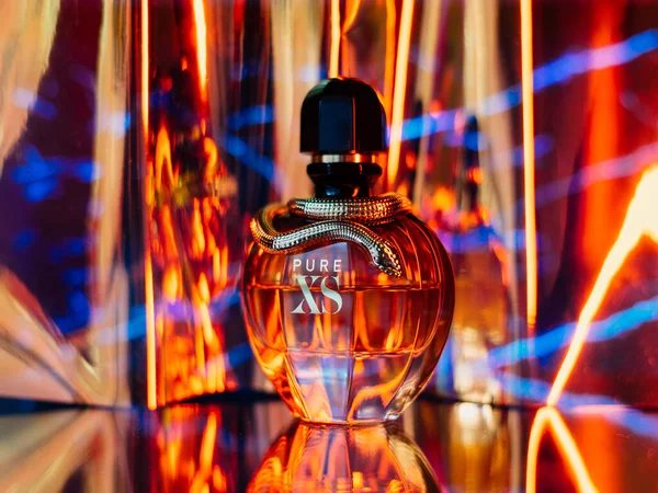 Perfume Sobre Fondo Mármol —  Fotos de Stock