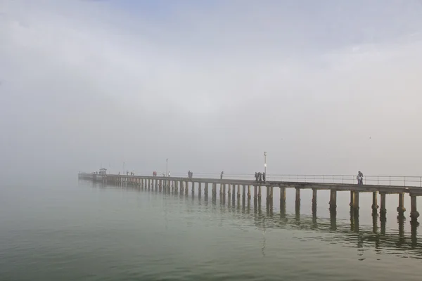 Nebbia sopra l'acqua — Foto Stock