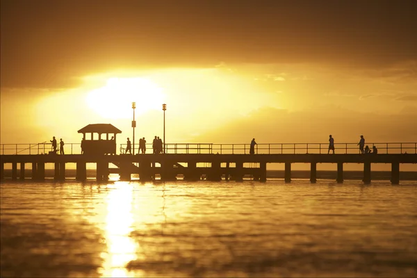 Sunset inställning över bryggan, stranden — Stockfoto