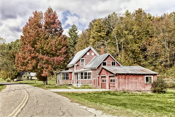 房子和秋天的树叶，佛蒙特州，美国 — 图库照片