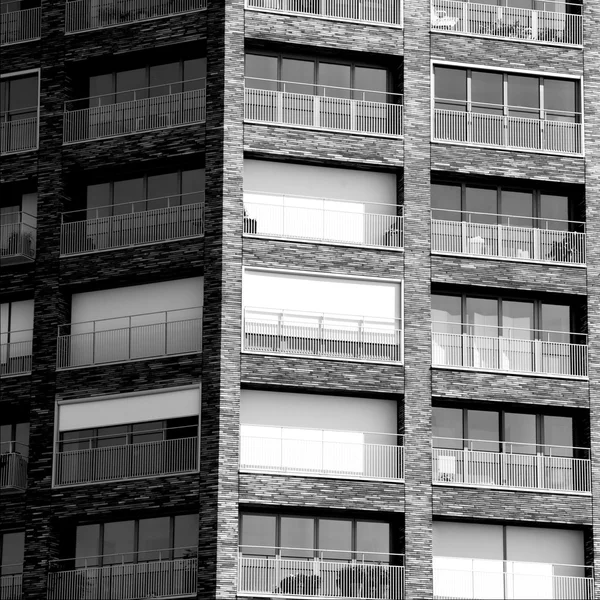 Facciata di architettura, bianco e nero — Foto Stock