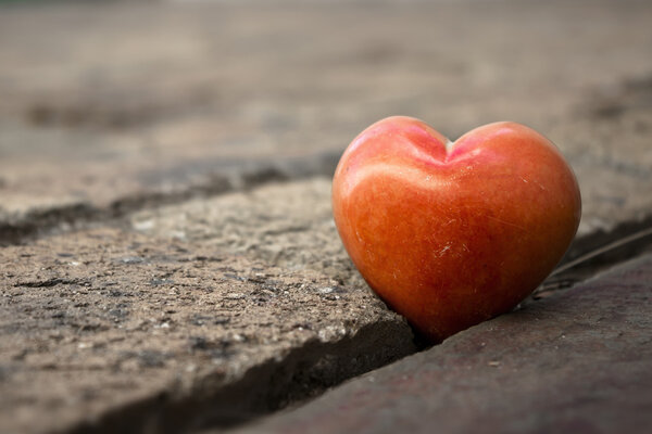 День святого Валентина фон с уникальным красным сердцем
