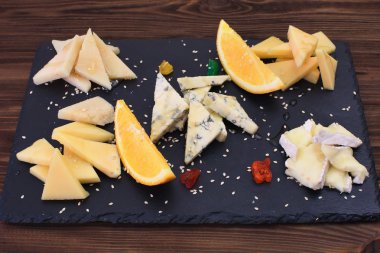 Peynir tabağı: Emmental peyniri peynir mavi peynir