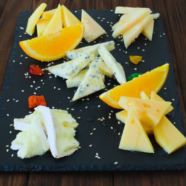 Peynir tabağı: Emmental peyniri peynir mavi peynir