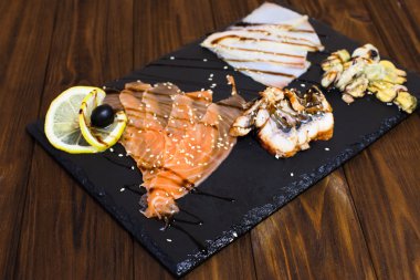 Limon ile lezzetli füme balık tabağı