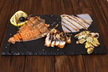 Limon ile lezzetli füme balık tabağı