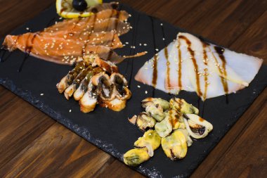 Limon ile lezzetli füme balık tabağı