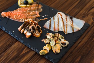 Limon ile lezzetli füme balık tabağı