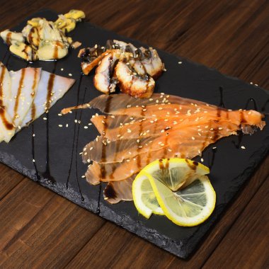 Limon ile lezzetli füme balık tabağı