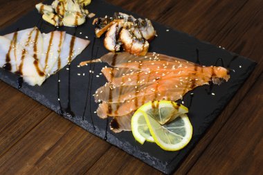 Limon ile lezzetli füme balık tabağı