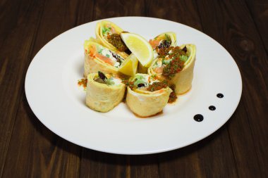 çiğ kırmızı balık ile ince krep rulo