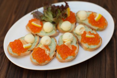 Sandviç tereyağı ve kırmızı somon havyar ile