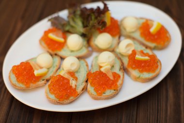 Sandviç tereyağı ve kırmızı somon havyar ile