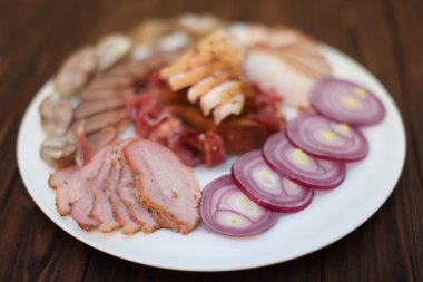 Plaka, izole stüdyo çekim sunan bir meydanda çeşitli et.