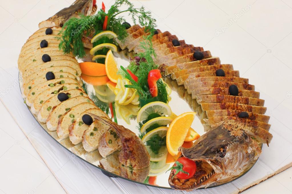 рыба карп запеченный. целиком рыбу. рыба фаршированная (судак, щука). сибас запеченный в фольге. форель радужная запеченная.