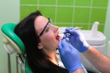 diş hekimleri ve Yardımcısı ayna ile insanlar, tıp, stomatology ve sağlık kavramı - yakın çekim