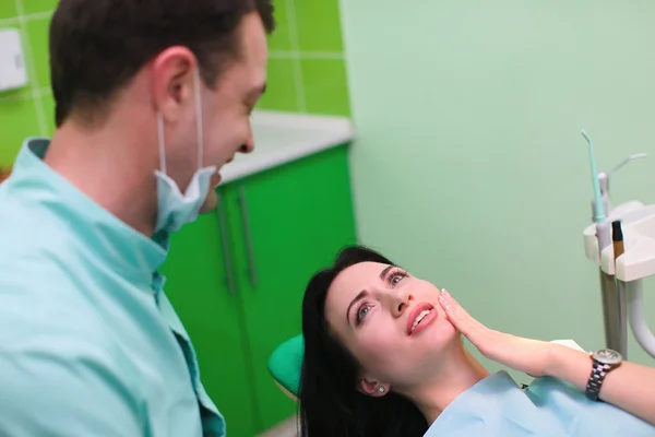 Erkek diş hekimine söz kadın hasta ve diş ağrısı diş Kliniği ofisinde şikayet — Stok fotoğraf
