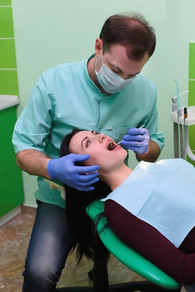 Diş hekimleri ve Yardımcısı ayna ile insanlar, tıp, stomatology ve sağlık kavramı - yakın çekim — Stok fotoğraf