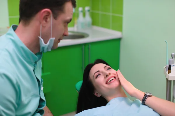 Erkek diş hekimine söz kadın hasta ve diş ağrısı diş Kliniği ofisinde şikayet — Stok fotoğraf