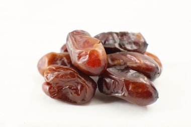 Beyaz arkaplanda izole edilmiş kurutulmuş tarih kasesi