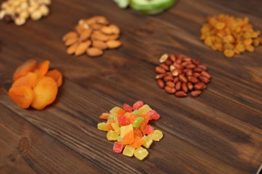 Ahşap arka planda fındık ve kurutulmuş meyve