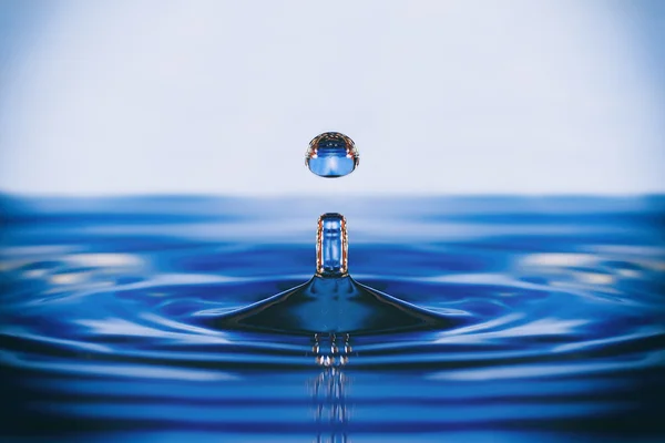 Caindo em gotículas de água — Fotografia de Stock
