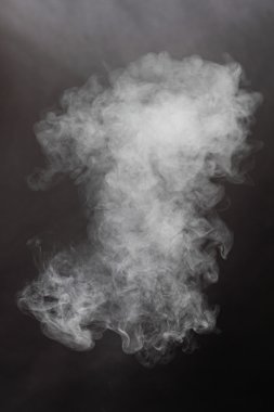 Siyah arkaplanda duman parçaları