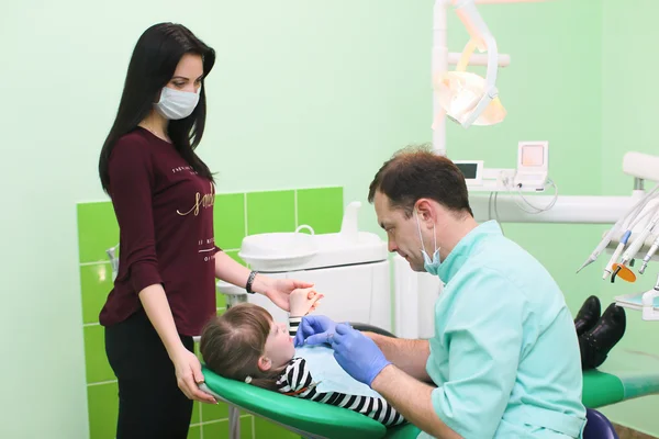 Insanlar, tıp, diş hekimliği ve sağlık kavramı - çocuk diş hekimi çocuğunu tedavi görmek için bir kadın hasta — Stok fotoğraf