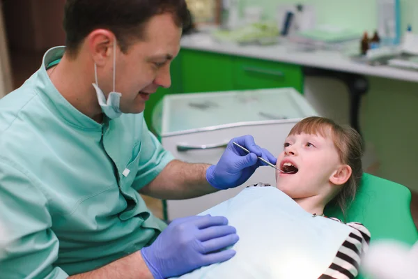 Insanlar, tıp, diş hekimliği ve sağlık kavramı - çocuğunuzun diş dişçi inceliyor — Stok fotoğraf