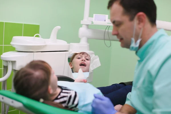 Kız vardır artış diş diş tedavi sonrası — Stok fotoğraf