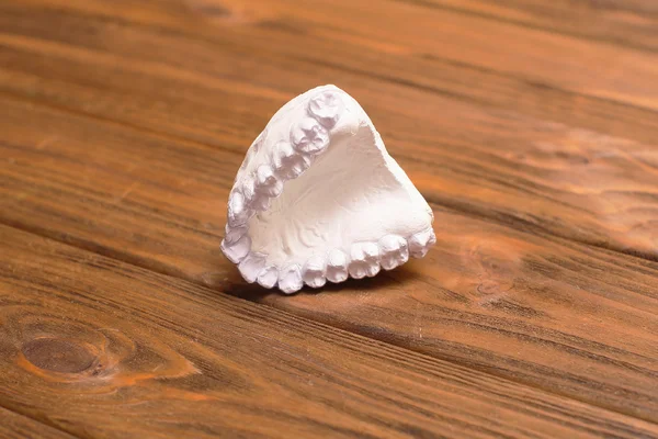 Közelkép egyes fogat tálca fogszabályozó fogorvosi téma. Láthatatlan fogszabályozó — Stock Fotó