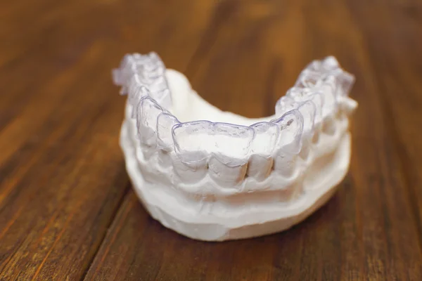 Detail jednotlivých zubů podnos ortodontické zubní téma. Neviditelná rovnátka — Stock fotografie