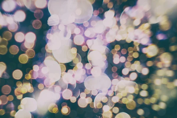 Magische achtergrond met kleur Feestelijke achtergrond met natuurlijke bokeh en heldere gouden lichten. Vintage magische achtergrond — Stockfoto