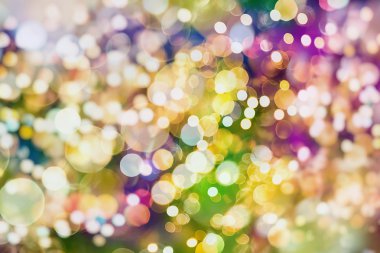 Soyut şenlik arkaplanı. Işıklar sönmüş, arka planda parlayan klasik ışıklar. Noel ve Yeni Yıl ziyafeti arka planında telif alanı.