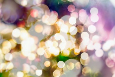 Soyut şenlik arkaplanı. Işıklar sönmüş, arka planda parlayan klasik ışıklar. Noel ve Yeni Yıl ziyafeti arka planında telif alanı.