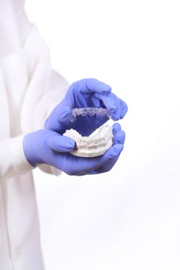 Doktorlar yakın çekim çekim eldiven silikon ağızlık tutan eller. Diş Bakımı