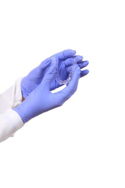 Doktorlar yakın çekim çekim eldiven silikon ağızlık tutan eller. Diş Bakımı