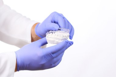 Doktorlar yakın çekim çekim eldiven silikon ağızlık tutan eller. Diş Bakımı