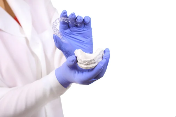 Närbild av läkare räcker i handskar håller silikon munskydd. Tänder och sjukvård — Stockfoto