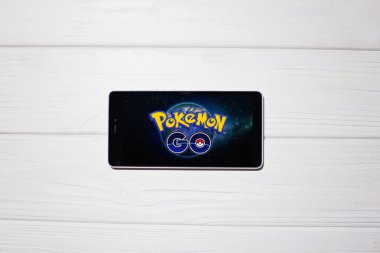 Vinnitsa, Ukrayna. -12 Ağustos: Pokemon Go logosu, 12 Ağustos 2016 Vinnitsa, Ukrayna ile ahşap bir gemide Smartphone