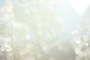 Penceresinde yağmur damlaları. cam pencere üzerinde su yağmur damlaları