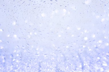 Penceresinde yağmur damlaları. cam pencere üzerinde su yağmur damlaları