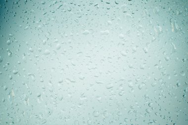 Penceresinde yağmur damlaları. cam pencere üzerinde su yağmur damlaları