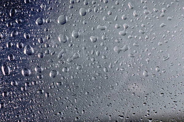 Des gouttes de pluie sur la fenêtre. gouttes de pluie d'eau sur fenêtre en verre — Photo