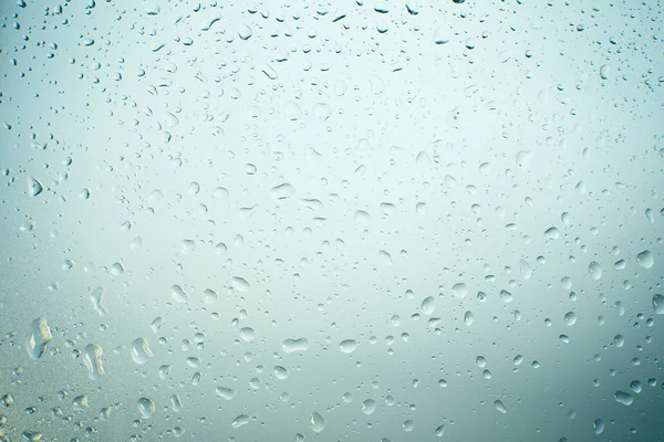 Des gouttes de pluie sur la fenêtre. gouttes de pluie d'eau sur fenêtre en verre — Photo