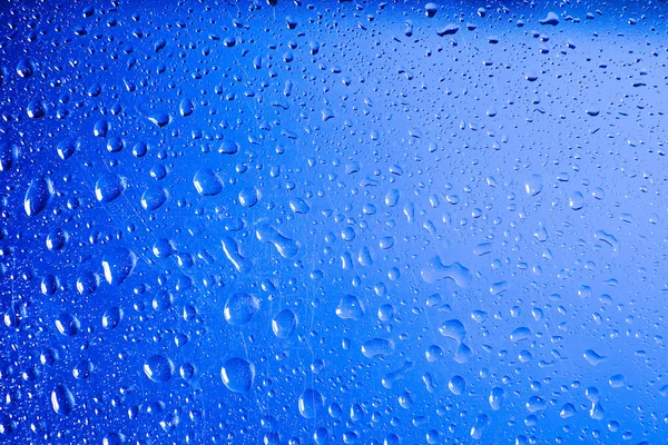 Regentropfen auf das Fenster. Wassertropfen auf Glasfenster — Stockfoto