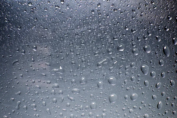 Des gouttes de pluie sur la fenêtre. gouttes de pluie d'eau sur fenêtre en verre — Photo