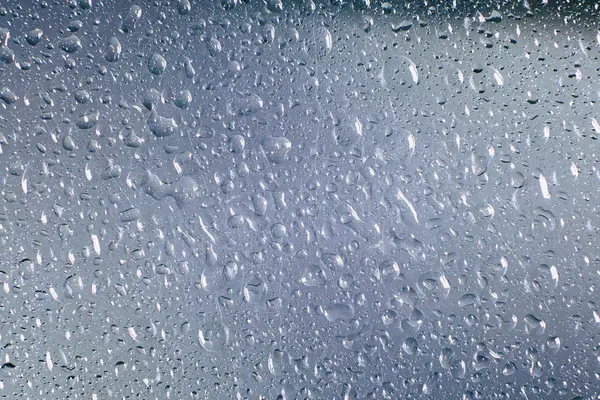 Des gouttes de pluie sur la fenêtre. gouttes de pluie d'eau sur fenêtre en verre — Photo