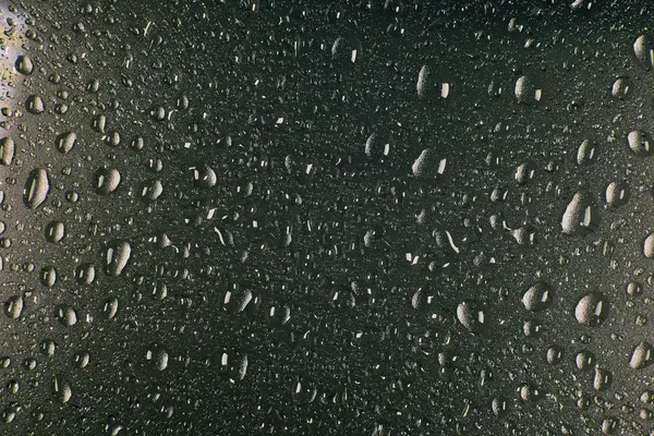 Regentropfen auf das Fenster. Wassertropfen auf Glasfenster — Stockfoto