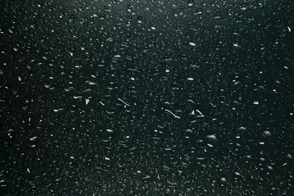 Regentropfen auf das Fenster. Wassertropfen auf Glasfenster — Stockfoto